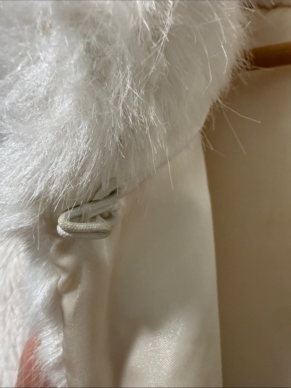 David's Bridal Ivory Faux Fur Capelet Shrug - Picture 5 of 6